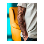 Questa manica presenta dettagliati disegni tribali con un motivo centrale a tartaruga circondato da elementi geometrici vorticosi. Il tatuaggio simboleggia resilienza, protezione e un profondo legame con la natura.