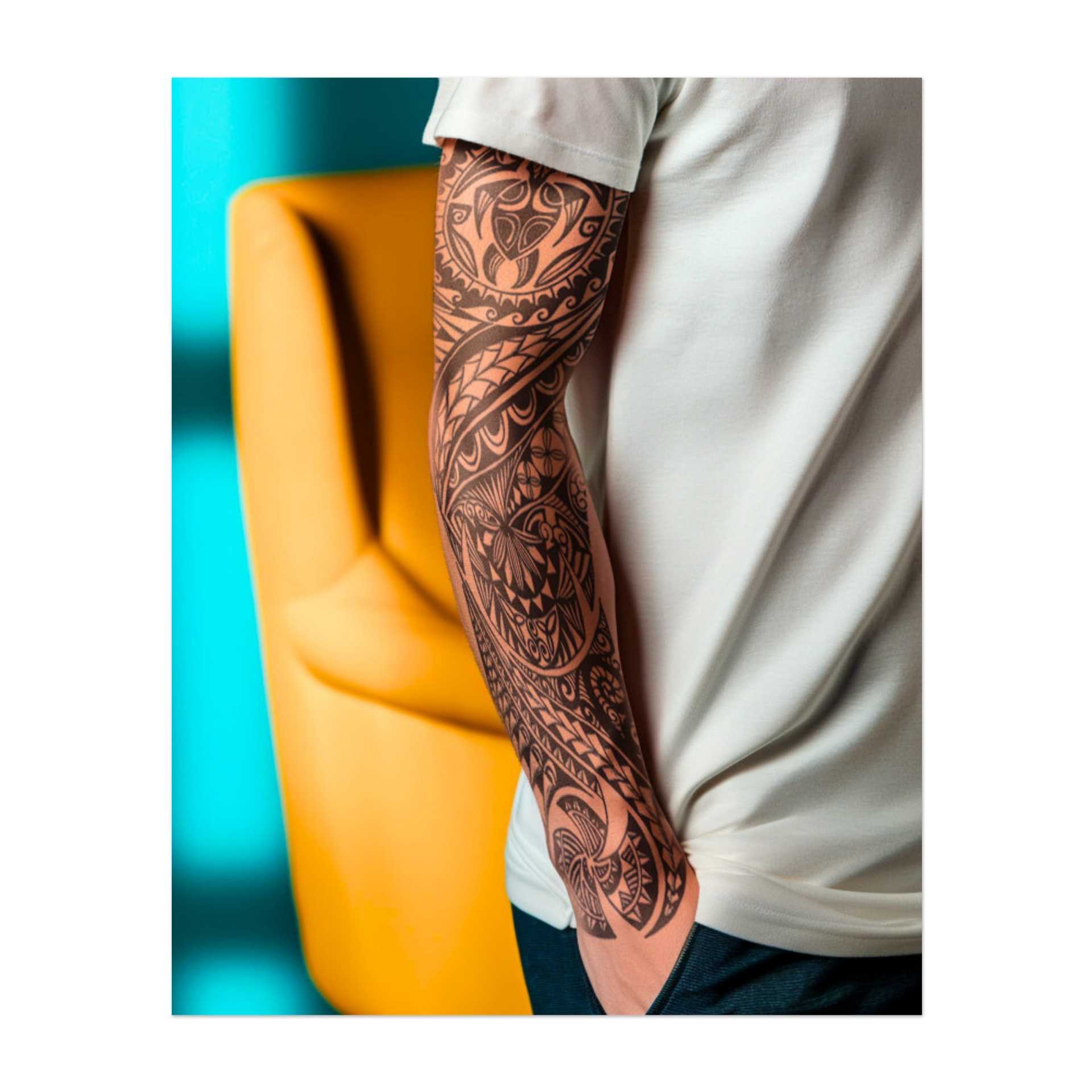 Questa manica presenta dettagliati disegni tribali con un motivo centrale a tartaruga circondato da elementi geometrici vorticosi. Il tatuaggio simboleggia resilienza, protezione e un profondo legame con la natura.