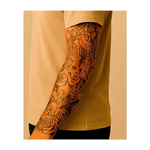 Un'audace miscela di arte chicana, questo tatuaggio raffigura una donna Calavera sorridente con pistole incrociate, circondata da rose, lettere e iconografia religiosa. Racconta una storia di forza, lotta e orgoglio culturale con dettagli ricchi e oscuri.