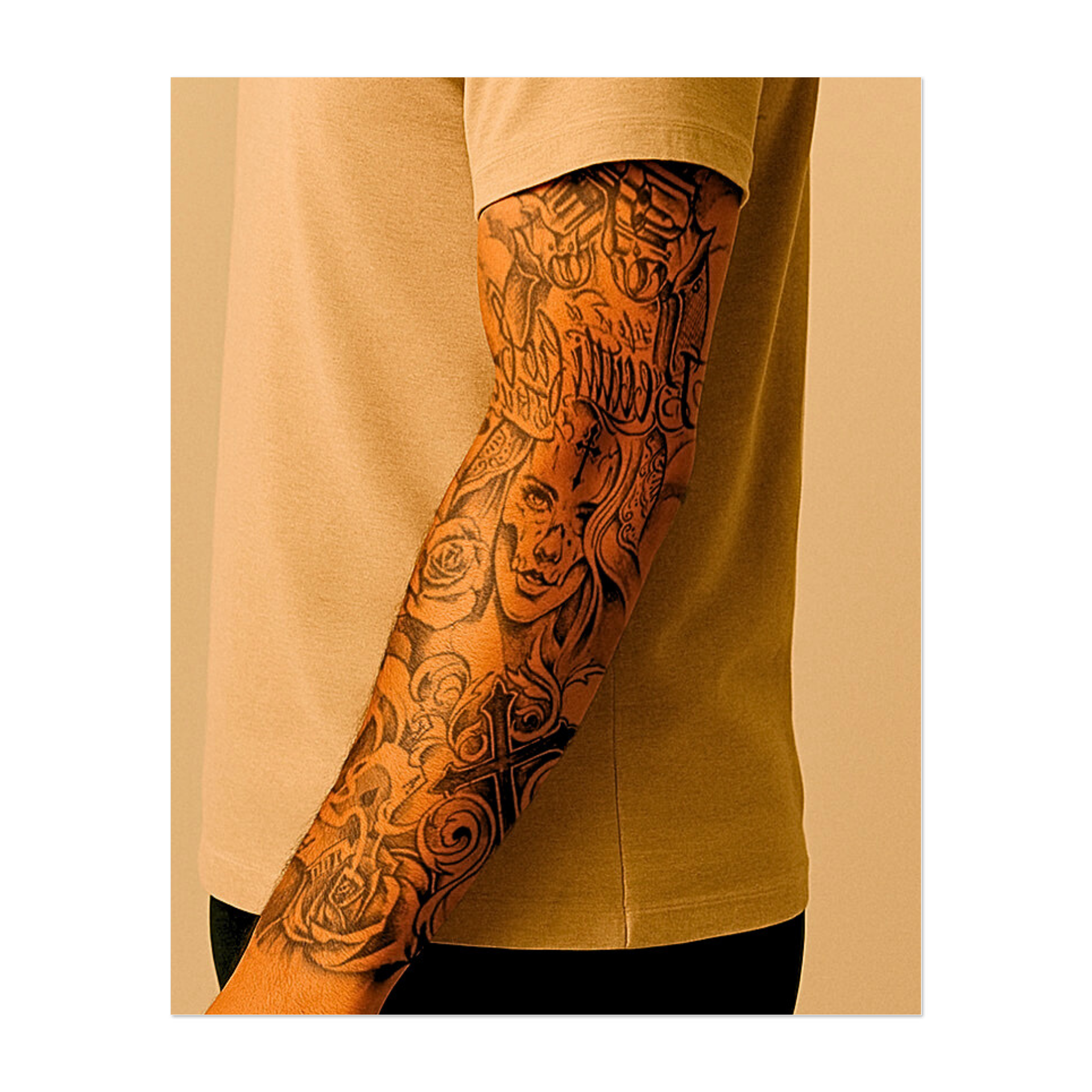 Un'audace miscela di arte chicana, questo tatuaggio raffigura una donna Calavera sorridente con pistole incrociate, circondata da rose, lettere e iconografia religiosa. Racconta una storia di forza, lotta e orgoglio culturale con dettagli ricchi e oscuri.