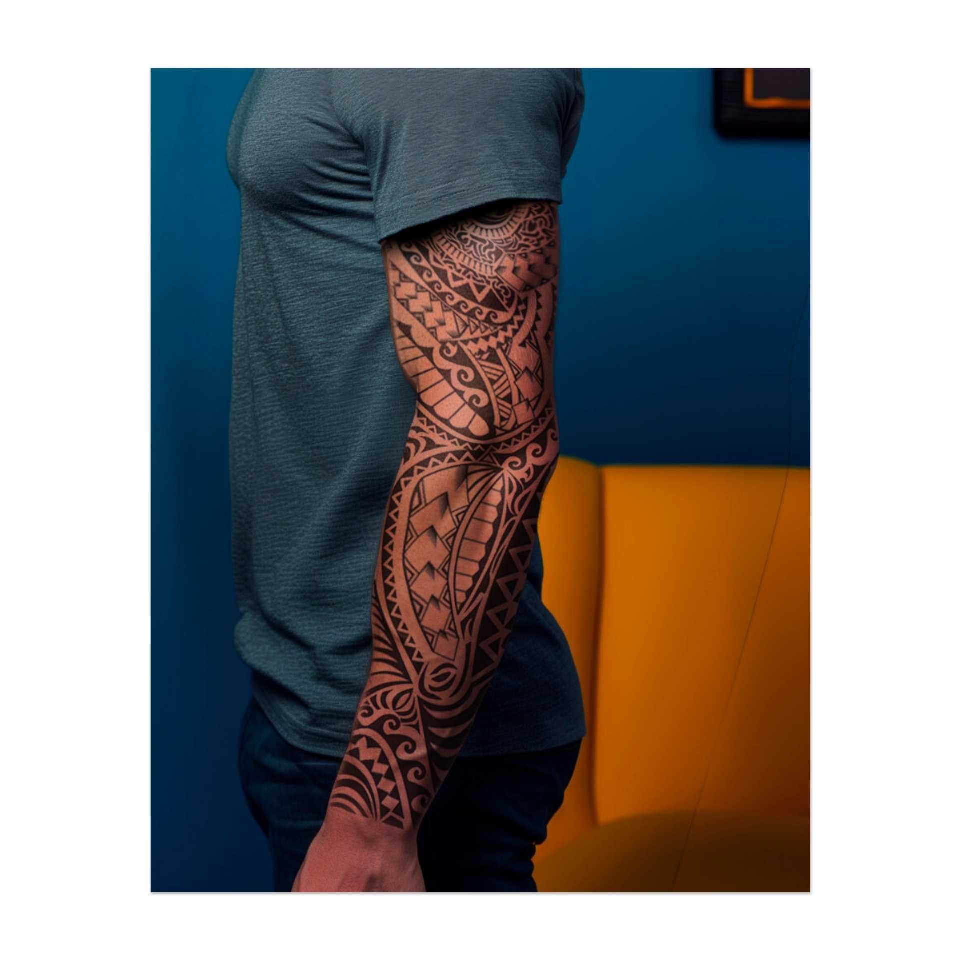 Cette pochette présente des motifs tribaux complexes qui se tordent et se fondent les uns dans les autres, créant un design hypnotique plein de formes géométriques et de lignes fluides. Il symbolise la force, l’unité et un lien profond avec les racines culturelles.