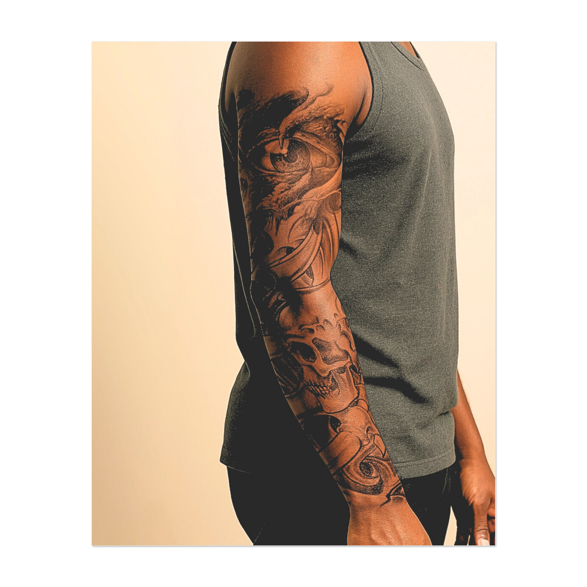 Un inquietante occhio rettiliano scruta da ombre vorticose sopra teschi ringhianti e texture barocche. Forme simili ad artigli attraversano il design, fondendo morte e vigilanza in una visione gotica di paura e controllo. Un capolavoro audace e surreale di oscura eleganza.