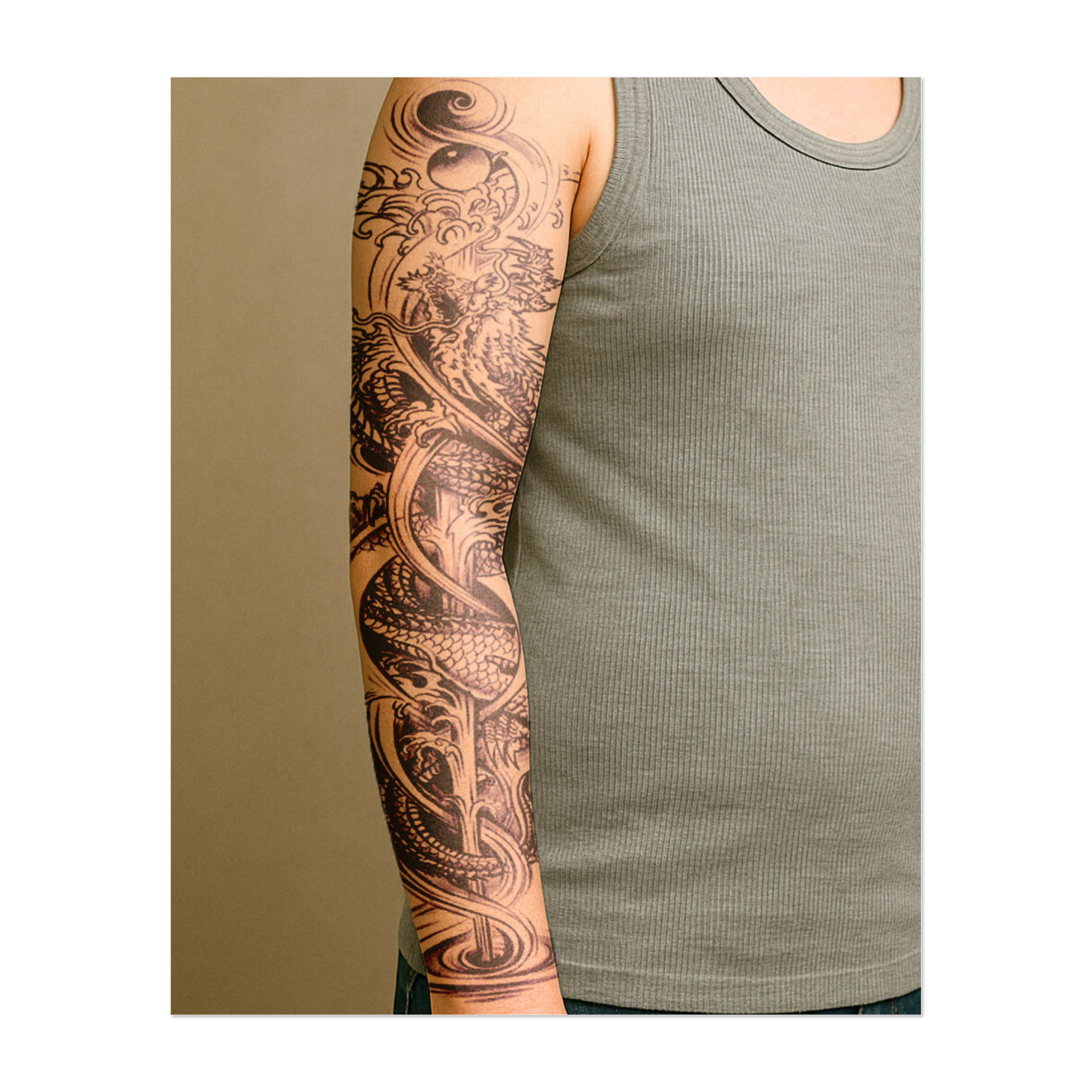 Questa manica raffigura un maestoso drago che si snoda tra nuvole e acqua, con il sole sopra. Il tatuaggio simboleggia l'equilibrio, la potenza e l'eterna battaglia tra fuoco e acqua.