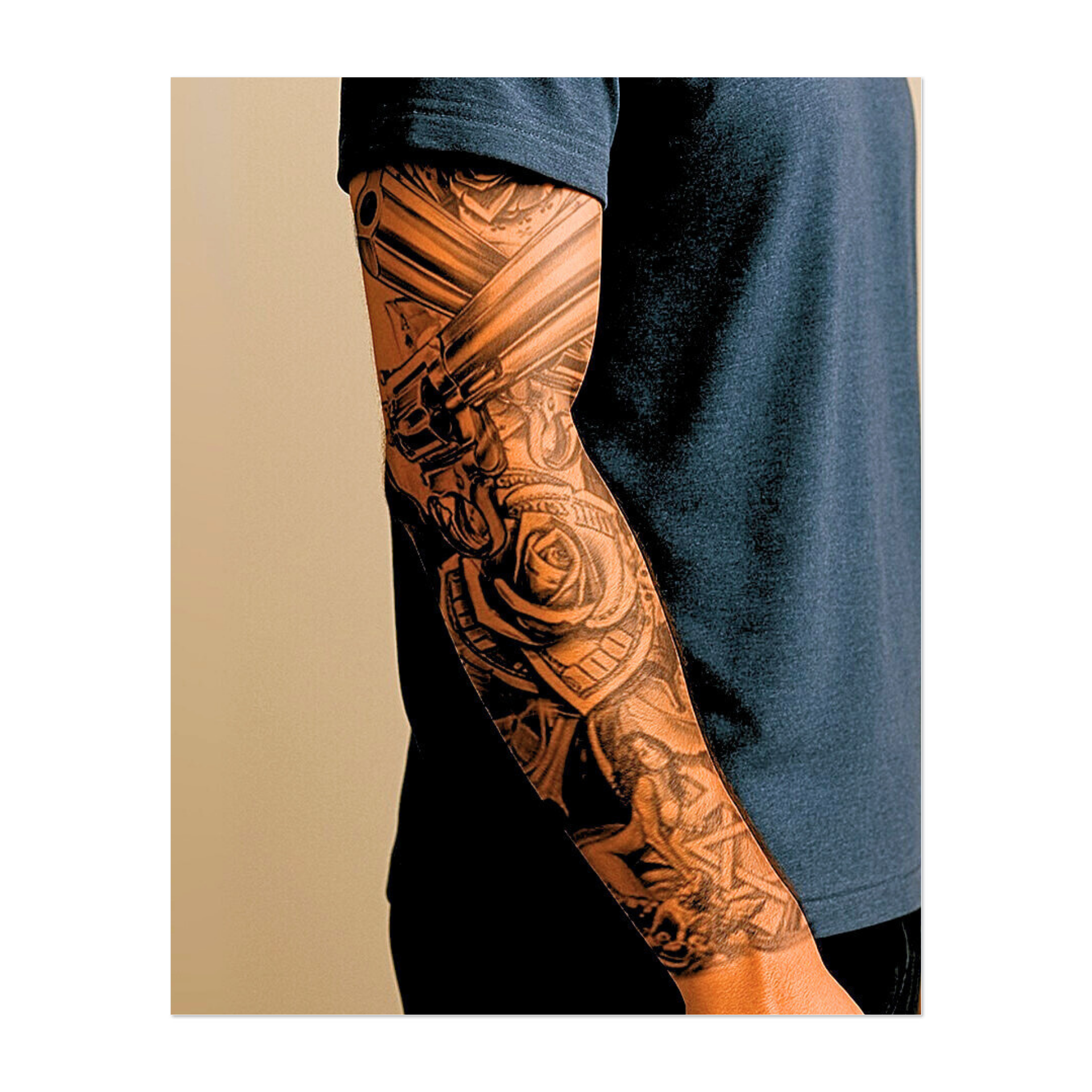 Due revolver incoronano questo intenso tatuaggio, circondato da rose, dadi, carte e figure sensuali. Combinando i temi del pericolo, della bellezza e del destino, il disegno cattura l'essenza di una vita ad alto rischio e il fascino seducente del caso e del potere.