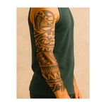 Questa manica presenta audaci motivi tribali che avvolgono il braccio, rappresentando forza, protezione e patrimonio culturale. Il design combina linee pulite e forme fluide e incarna lo spirito di un guerriero.