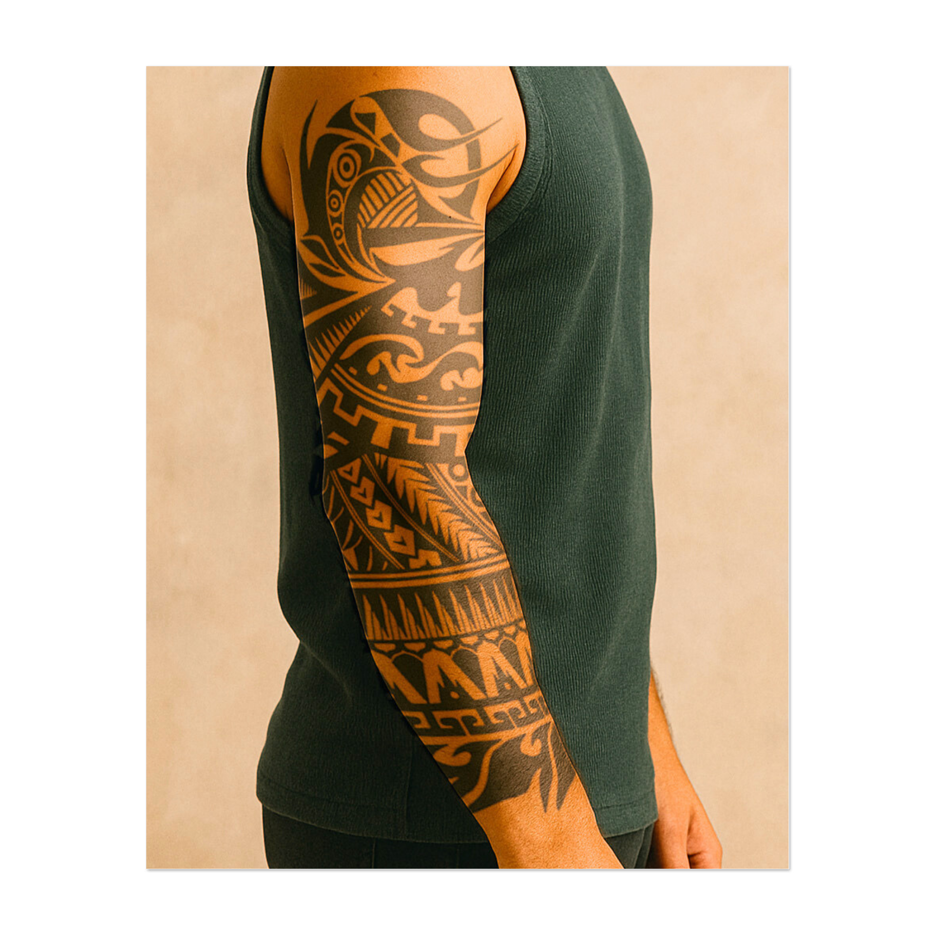 Questa manica presenta audaci motivi tribali che avvolgono il braccio, rappresentando forza, protezione e patrimonio culturale. Il design combina linee pulite e forme fluide e incarna lo spirito di un guerriero.