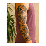 Questa copertina raffigura un lupo terrificante, una donna misteriosa con un dito sulle labbra e paesaggi spaventosi. Simboleggia la forza, il silenzio e i segreti nascosti della natura, combinando potenza e mistero in un design accattivante.