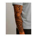 Un teschio frantumato appare tra quadranti di orologi rotti e intricati disegni geometrici che si trasformano in nodi celtici e motivi frattali. Combinando mortalità, tempo e geometria sacra, questo tatuaggio è un tributo multiforme alla fragile e materica bellezza della vita.