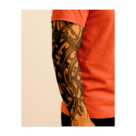 Questo sorprendente tatuaggio tribale combina curve nette, simili a fiamme, e forme nere interconnesse per creare un motivo fluido e astratto. Risveglia energia e potere primordiali e simboleggia resilienza, istinto e uno spirito indomito in una composizione elegante e potente.