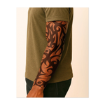 Questo elegante tatuaggio tribale presenta motivi vorticosi, simili a fiamme, e curve audaci che creano un motivo dinamico e fluido. La sua simmetria e intensità rappresentano la forza, gli istinti primordiali e il ritmo senza tempo del movimento e dell'energia.