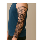 Un maestoso leone e un saggio lupo caratterizzano questo disegno, incorniciati da un orologio rotto con numeri romani. Sotto di loro, dei lupi vagano in una foresta illuminata dalla luna. Questo tatuaggio simboleggia la forza, l'istinto e l'inesorabile scorrere del tempo attraverso la gerarchia della natura.