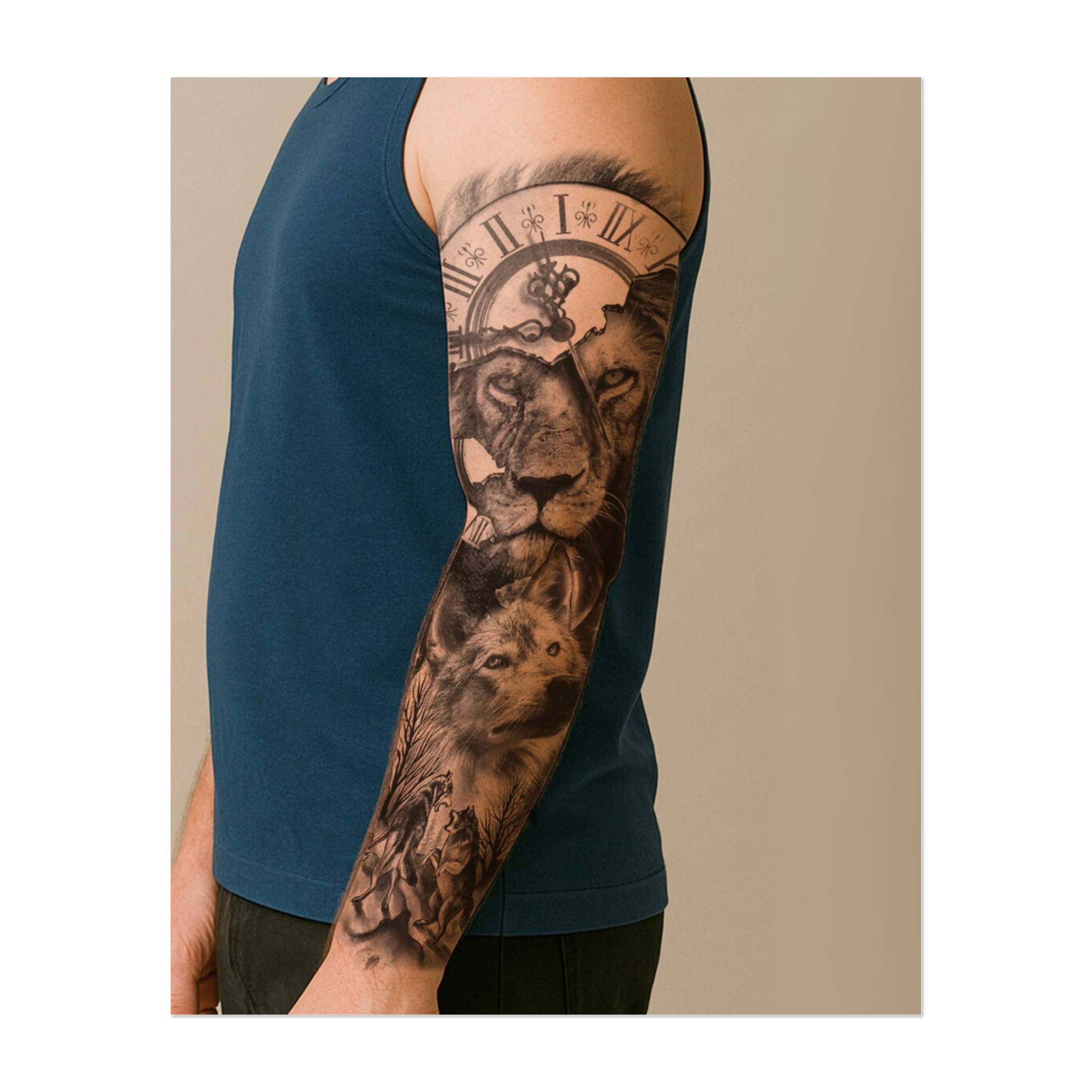 Un maestoso leone e un saggio lupo caratterizzano questo disegno, incorniciati da un orologio rotto con numeri romani. Sotto di loro, dei lupi vagano in una foresta illuminata dalla luna. Questo tatuaggio simboleggia la forza, l'istinto e l'inesorabile scorrere del tempo attraverso la gerarchia della natura.