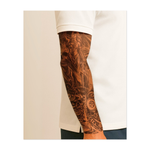 Un guerriero bendato è in piedi con una spada, incorniciato da un orologio, teschi e rose che volteggiano. Serpenti si contorcono ai suoi piedi, mentre orologi e ornamenti gotici roteano sotto. Questo tatuaggio simboleggia la giustizia, la mortalità e l'implacabile potere del destino.