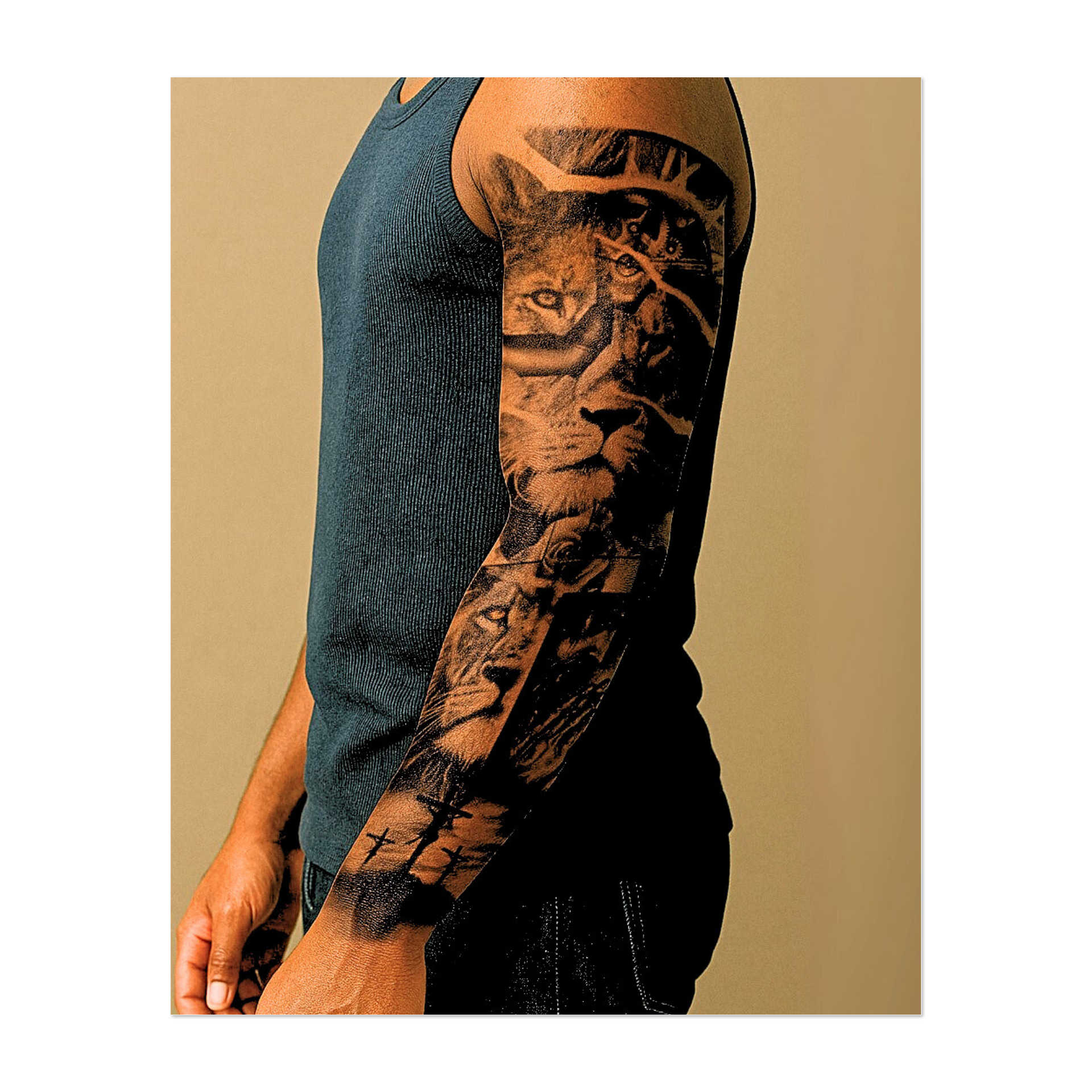 Una potente sequenza di volti di leone conduce a un guardiano dagli occhi luminosi sotto un orologio rotto, simbolo di coraggio nel tempo. Con una croce e una figura di Cristo in preghiera al centro, questo tatuaggio unisce fede spirituale, forza interiore ed eterna vigilanza.