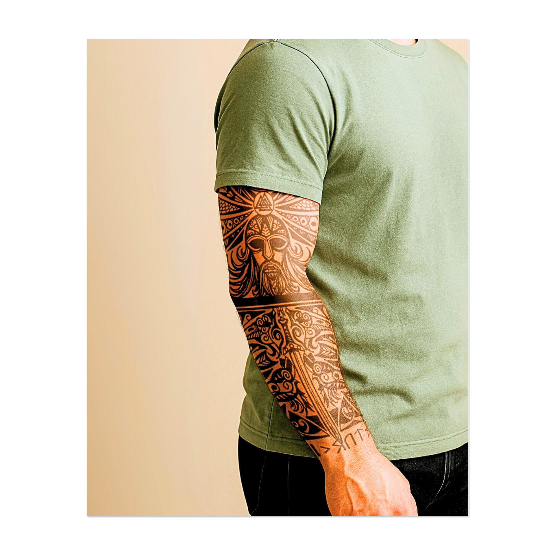 Questo sorprendente tatuaggio nero presenta un disegno totemico norreno orientato verticalmente con la testa di un guerriero vichingo al centro, coronata dal simbolo della bussola Vegvisir e fiancheggiata da motivi tribali geometrici. In basso, lupi simmetrici guardano verso una spada centrale, incorniciata da iscrizioni runiche. Lo stile combina la mitologia norrena con l'estetica tribale ornamentale.