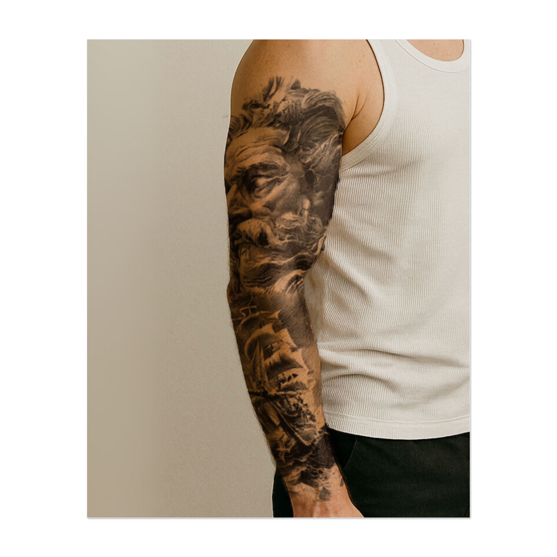 Un volto tonante e divino domina il cielo tempestoso. Il suo sguardo intenso si posa su una nave intrappolata nel mare caotico. Un lampo attraversa la sua barba fluente, fondendo il divino con gli elementi in un omaggio al mito e al potere.