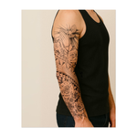 Un paio di mani giunte in preghiera reggono un rosario sotto raggi radiosi, mentre una colomba ascende pacificamente. Circondato da rose dettagliate e motivi geometrici in stile tribale, questo tatuaggio unisce fede, purezza e bellezza culturale in una composizione calma e simbolica.