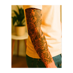 Questa copertina raffigura una fenice che risorge dalle fiamme, circondata da rigogliose peonie. Simboleggia la rinascita, la resilienza e l'armoniosa combinazione di forza e bellezza mentre risorge dalle proprie ceneri.