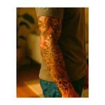 Questa pochette presenta un affascinante disegno raffigurante una donna con lacrime, una testa di ariete, rose, una croce e un orologio. Simboleggia il passare del tempo, la perdita e l'equilibrio tra vita, morte e rinascita.