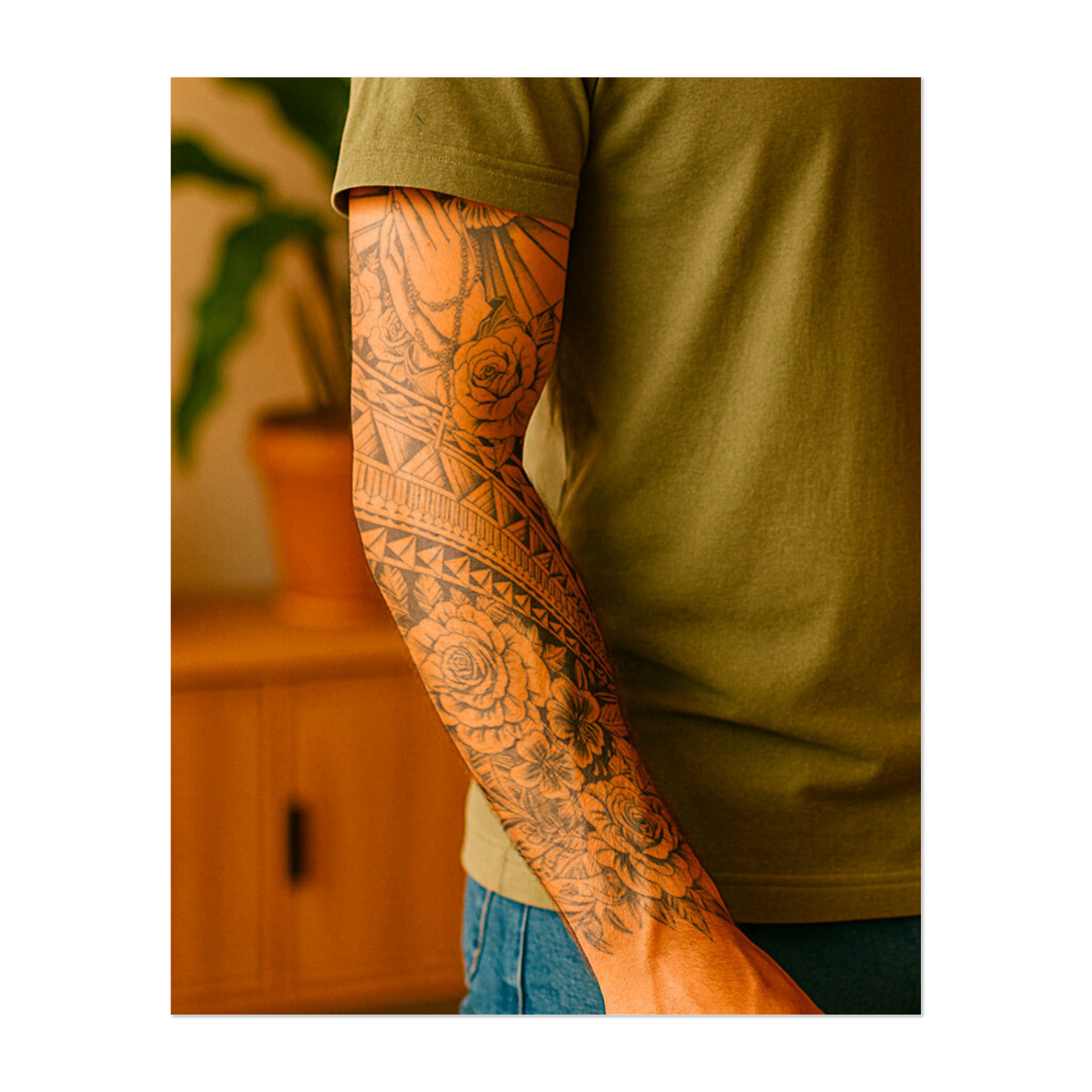 Questa pochette raffigura mani in preghiera che tengono un rosario, circondate da rose dai colori vivaci e motivi tribali. Simboleggia devozione, pace e forza spirituale, unendo fede e bellezza naturale.