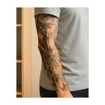 Questa copertina raffigura un lupo possente, una figura in preghiera e un libro con una spada, a simboleggiare la forza, la fede e la battaglia tra luce e oscurità. Rappresenta la protezione attraverso la fede e la forza interiore.