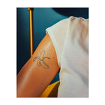 Un design semplice e lineare che cattura il tema della libertà e del movimento.