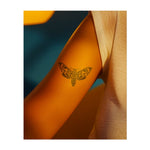 Una falena dettagliata con intricati motivi sulle ali. Simboleggia la trasformazione, il mistero o il legame con la natura. Un design sorprendente e simbolico.