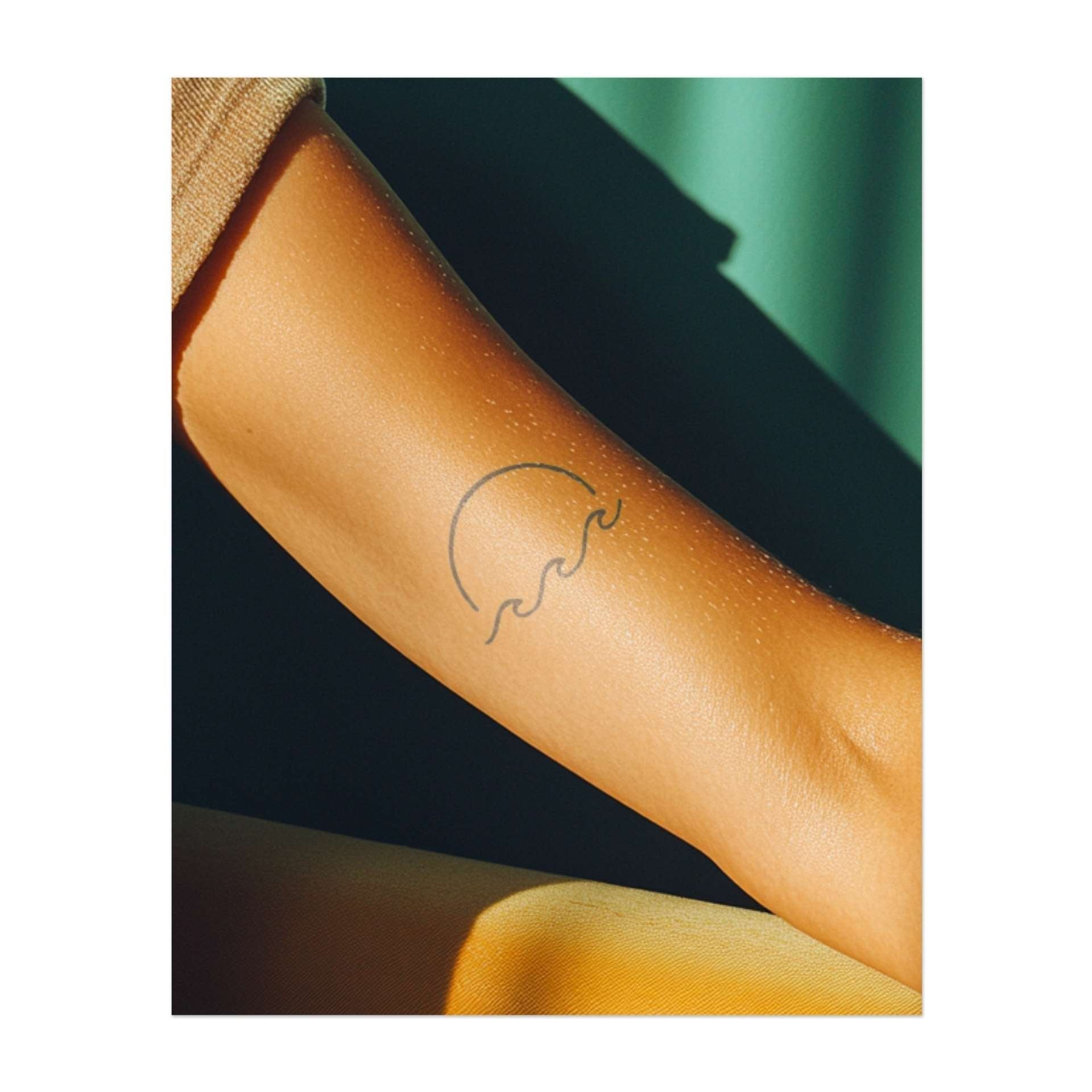 Un semplice disegno a tratteggio di un semicerchio su linee ondulate. Simboleggia un'alba sull'oceano, la pace o un legame con la natura.