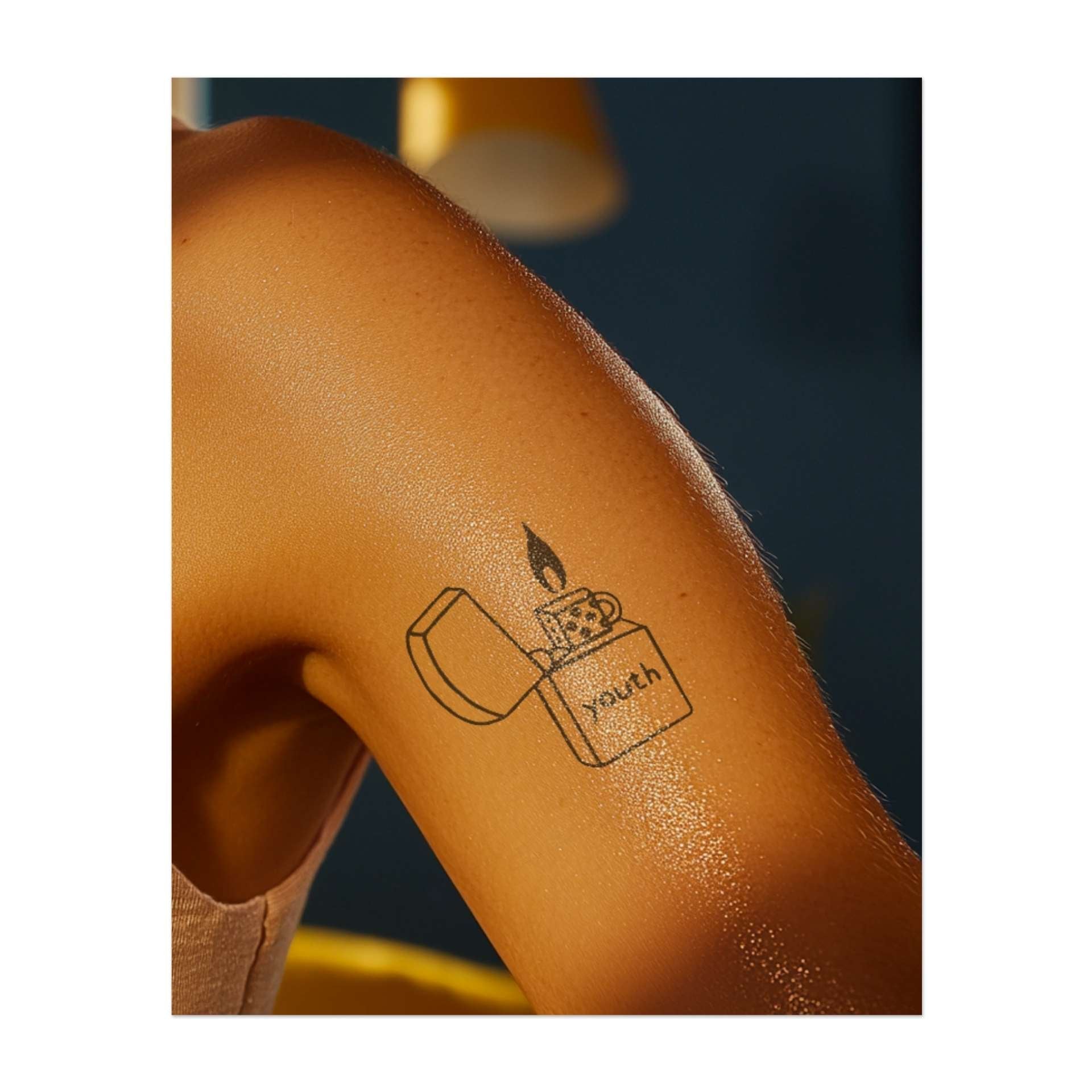 Un accendino con una tazza sopra, con la scritta "giovinezza". Simboleggia la ribellione, i momenti fugaci o l'energia giovanile.