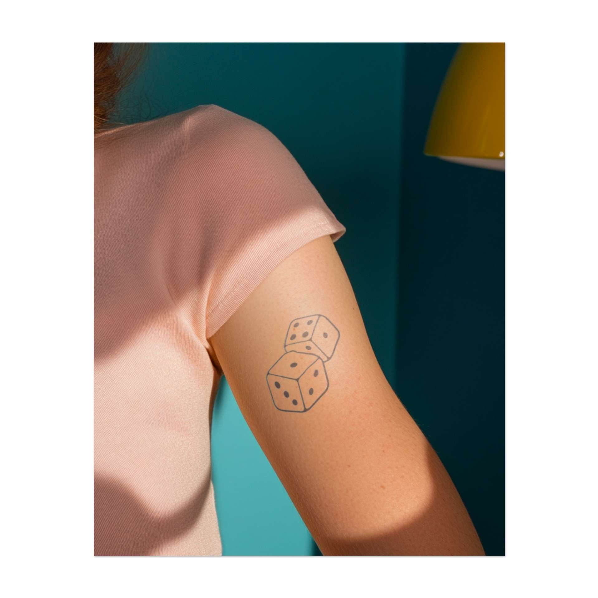 Due dadi al centro di un lancio simboleggiano il caso, il destino e la natura imprevedibile della vita. Rappresentano il rischio, la fortuna e l'avventura di cogliere le opportunità.