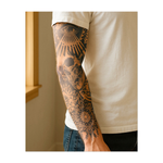 Questa manica combina un teschio con motivi geometrici e un occhio onniveggente, simboleggiando il legame tra vita, morte e la visione divina che ci guida. Il design artistico rappresenta i misteri dell'esistenza e lo svolgersi del destino.