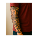 Questa pochette presenta rose intrecciate con meccanismi a orologeria e una colomba in volo, a simboleggiare il passare del tempo, l'eterna bellezza dell'amore e la libertà. Il design fluido cattura l'equilibrio tra momenti fugaci e ricordi eterni.