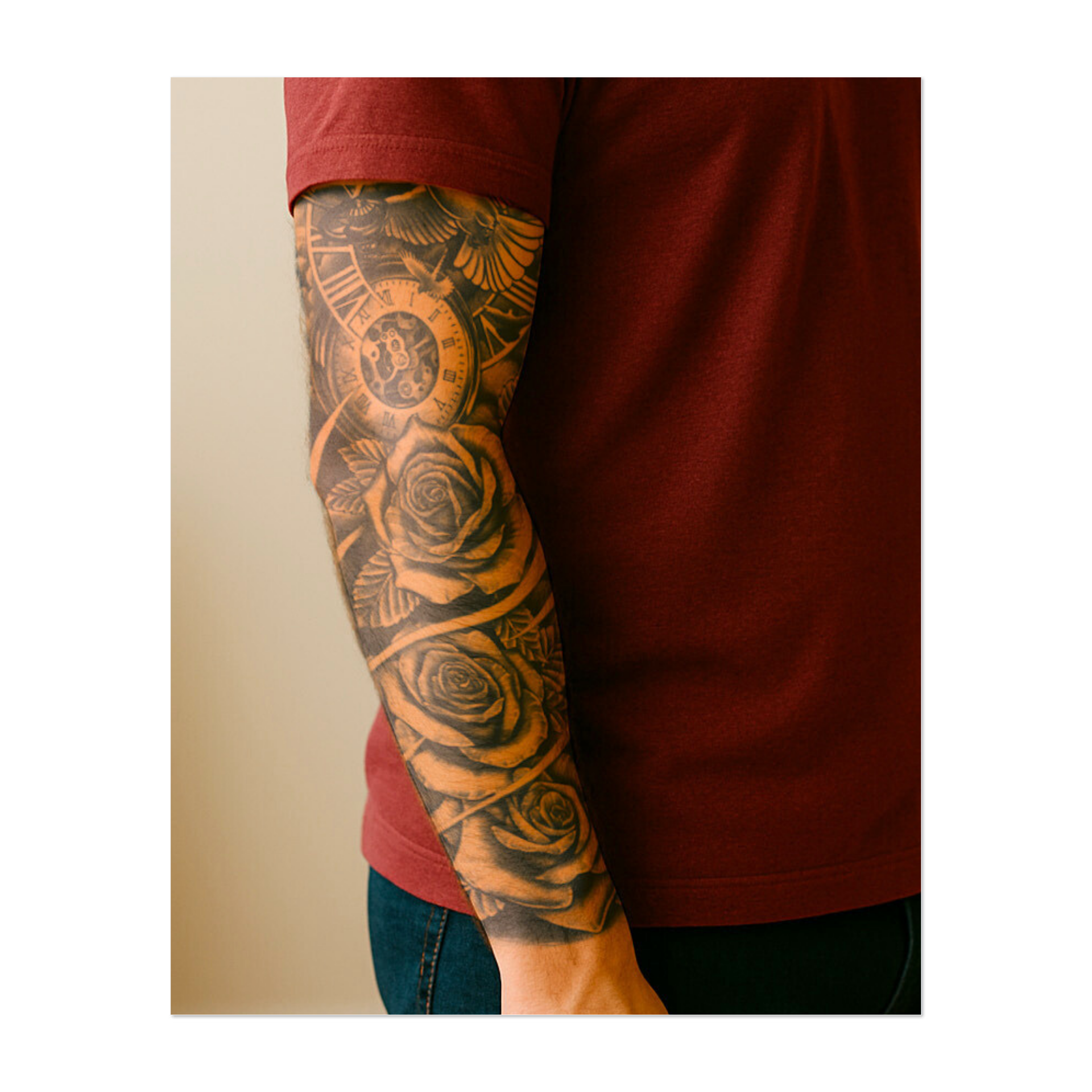 Questa pochette presenta rose intrecciate con meccanismi a orologeria e una colomba in volo, a simboleggiare il passare del tempo, l'eterna bellezza dell'amore e la libertà. Il design fluido cattura l'equilibrio tra momenti fugaci e ricordi eterni.