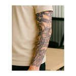 Questa copertina raffigura una maestosa nave che trafigge le nuvole, con una bussola, un orologio e una piuma a simboleggiare un viaggio attraverso le mutevoli maree della vita. Il detto "Rompere le onde nel vento" cattura lo spirito di avventura e resilienza.