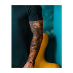 Questa copertina mostra Gesù sulla croce con le spine, circondato da rose e candele. Le parole "Benedici" e il carattere cinese per "Amore" simboleggiano il sacrificio, la fede e l'incessante potere dell'amore di fronte alla sofferenza.