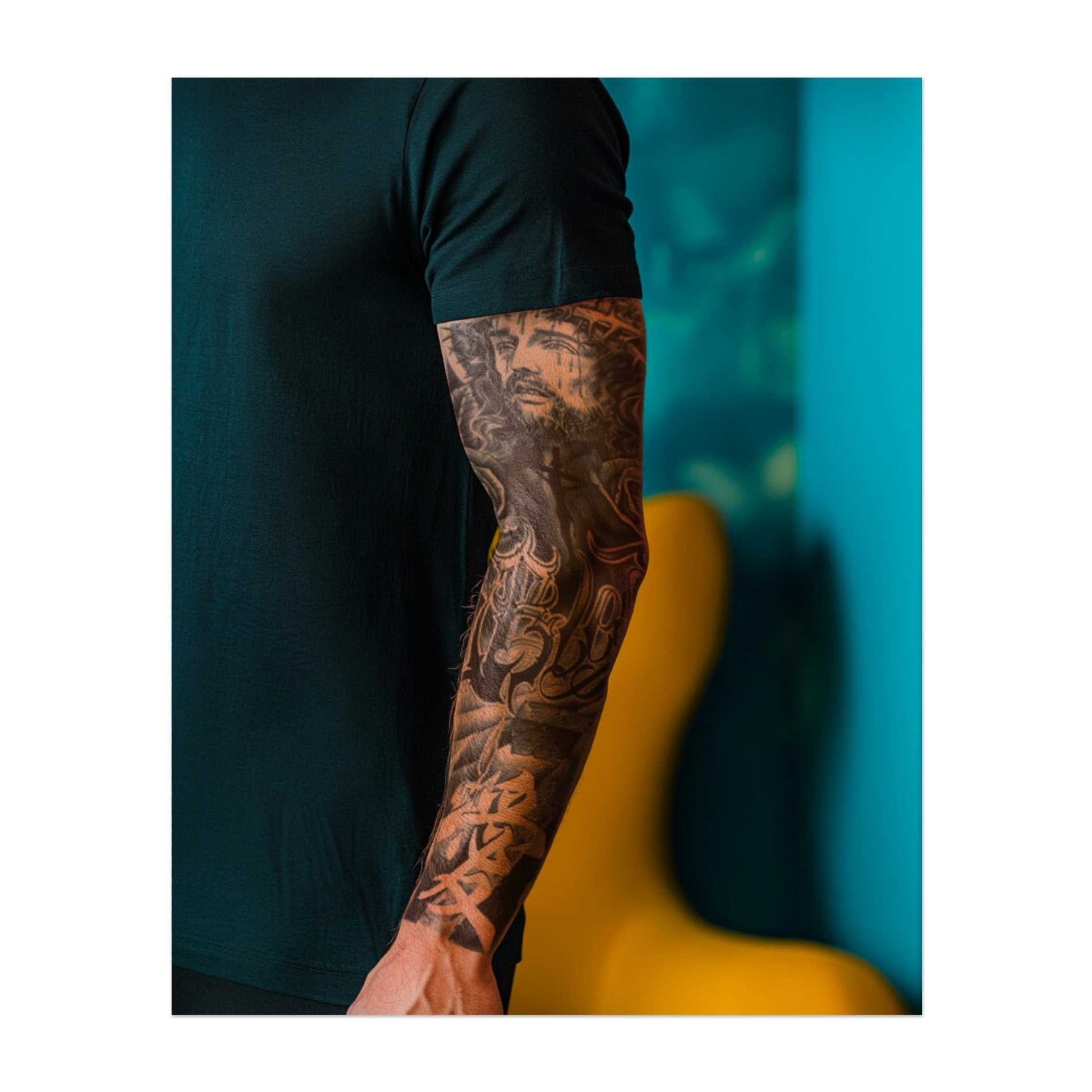 Questa copertina mostra Gesù sulla croce con le spine, circondato da rose e candele. Le parole "Benedici" e il carattere cinese per "Amore" simboleggiano il sacrificio, la fede e l'incessante potere dell'amore di fronte alla sofferenza.