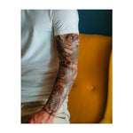 Questa copertina raffigura una potente tigre selvaggia, con elefanti sullo sfondo e rose in primo piano. Un antico orologio da tasca rappresenta il passare del tempo, mentre la bellezza e la forza della natura sono simboleggiate dal fogliame lussureggiante.