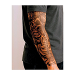 Un teschio sinistro sorride sotto un cilindro ornato di rose, circondato da fiamme vorticose, rose e un angolo a rete. Combinando il fascino gotico con un tocco vintage, questo tatuaggio temporaneo simboleggia la bellezza, la mortalità e l'arte dell'elegante sfida.