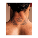 Una splendida corona circondata da ali d'angelo simboleggia regalità, libertà e potere divino. Le ali dettagliate aggiungono grazia e forza alla maestosa corona, rendendo questo tatuaggio un emblema di eleganza e protezione celeste.