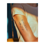 Una straordinaria combinazione di corpi celesti, tra cui lune, pianeti e stelle, collegati da orbite complesse. Questo tatuaggio simboleggia il vasto universo, l'equilibrio e l'armonia tra il cosmo e l'individuo.