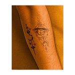 Un insieme di elementi celesti come pianeti, lune e stelle che orbitano attorno alla Terra. Rappresenta l'universo interconnesso e l'equilibrio tra le forze della natura e l'infinita bellezza del cosmo.