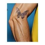 Una delicata farfalla con intricati motivi floreali sulle ali, che simboleggia la trasformazione, la bellezza e l'eleganza della natura. Rappresenta un percorso di crescita e cambiamento che attraversa i cicli della vita.