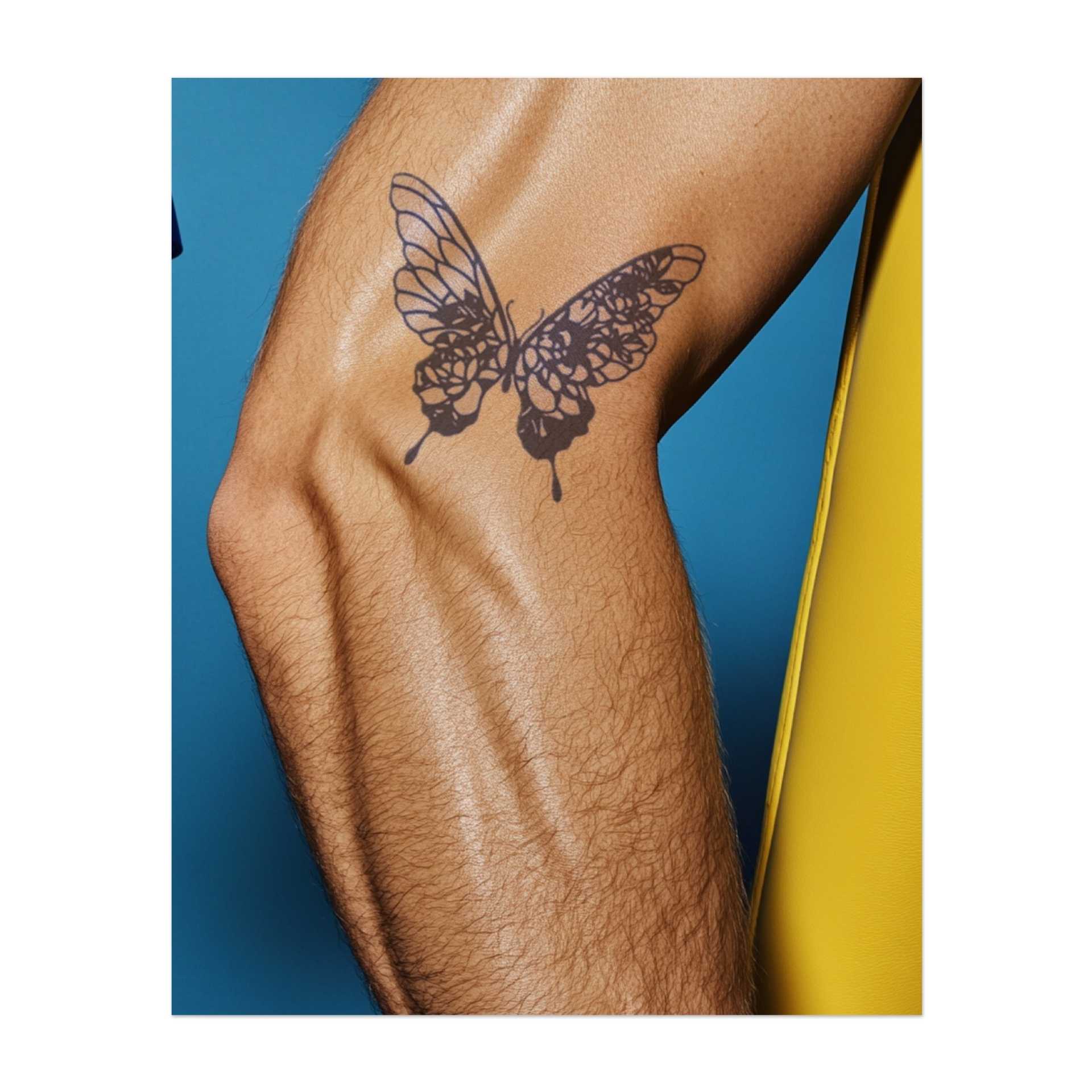 Una delicata farfalla con intricati motivi floreali sulle ali, che simboleggia la trasformazione, la bellezza e l'eleganza della natura. Rappresenta un percorso di crescita e cambiamento che attraversa i cicli della vita.