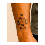 Questo accattivante tatuaggio temporaneo a forma di manubrio, affiancato dal classico motto "No Pain No Gain" in caratteri gotici, trasmette pura motivazione. Ideale per gli appassionati di fitness, unisce il simbolismo della forza a un tocco intramontabile e robusto.