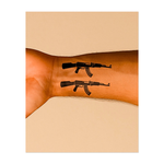 La silhouette elegante e minimalista di due fucili d'assalto in nero puro. Questo tatuaggio temporaneo è una dichiarazione audace e controversa, che enfatizza la potenza pura e le immagini forti con un chiaro effetto grafico.
