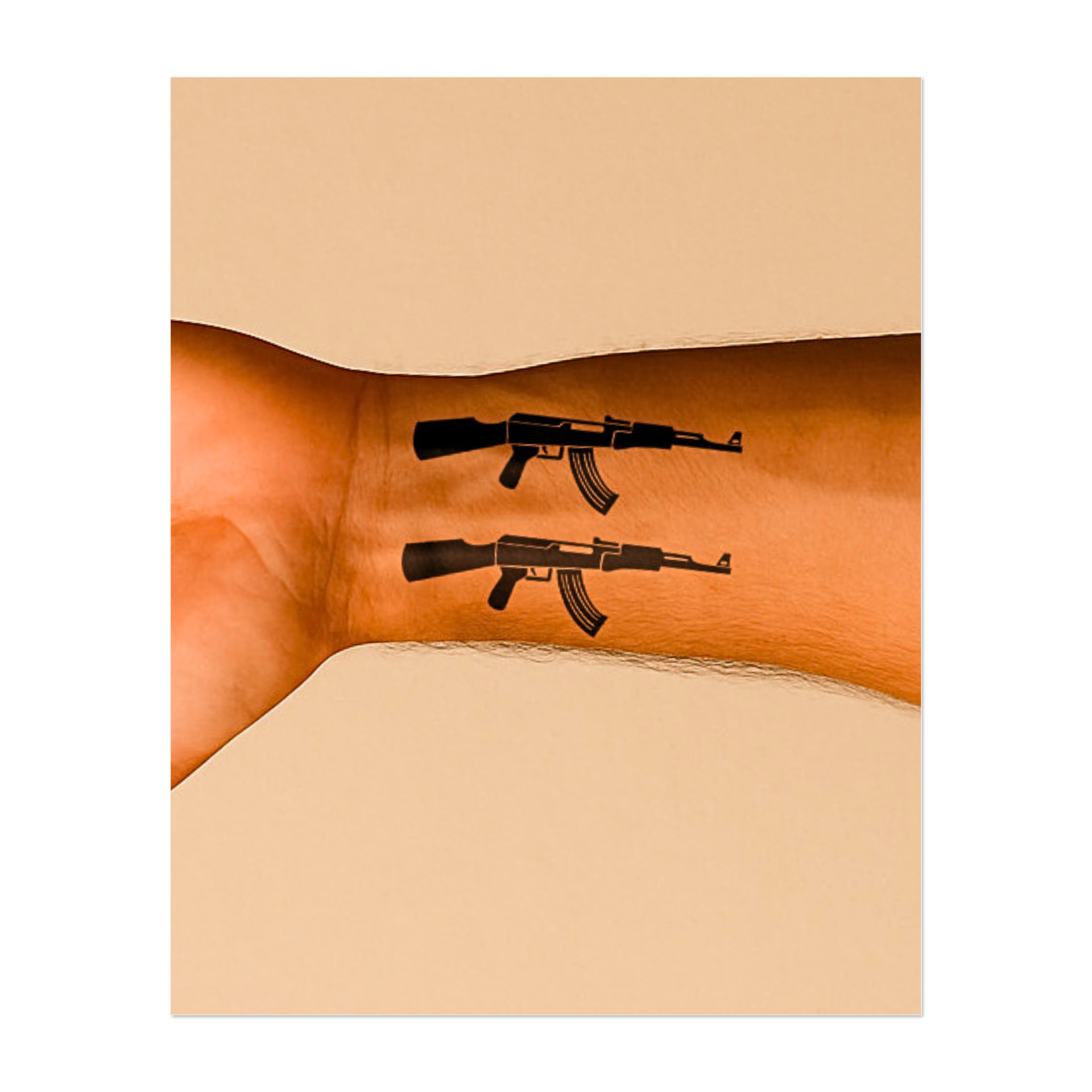 La silhouette elegante e minimalista di due fucili d'assalto in nero puro. Questo tatuaggio temporaneo è una dichiarazione audace e controversa, che enfatizza la potenza pura e le immagini forti con un chiaro effetto grafico.