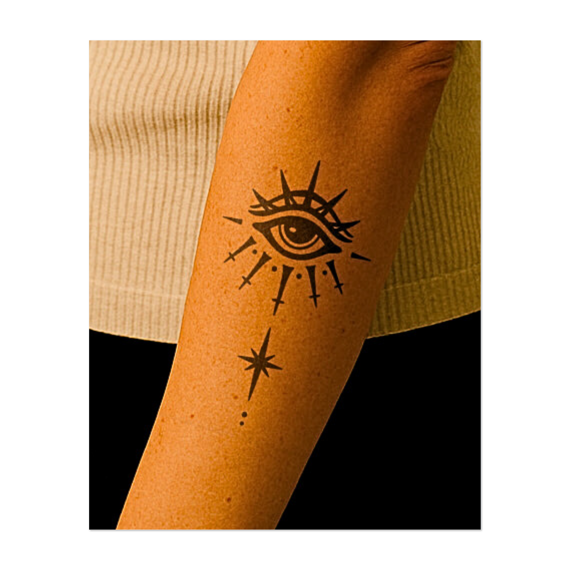 Questo tatuaggio simbolico raffigura un occhio onniveggente circondato da punte radiose e delicate forme a forma di pugnale che scorrono sotto. Una stella celeste ancora il disegno sottostante, rappresentando chiarezza attraverso il dolore, protezione e illuminazione attraverso il sacrificio.