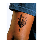 Un cuore sanguinante, avvolto tra le spine e trafitto dalle spade, si leva in volo tra il fumo e la fiamma di una candela. Questo spettacolare tatuaggio temporaneo evoca temi di sacrificio, perseveranza e lotta spirituale con un'arte gotica inquietantemente dettagliata.