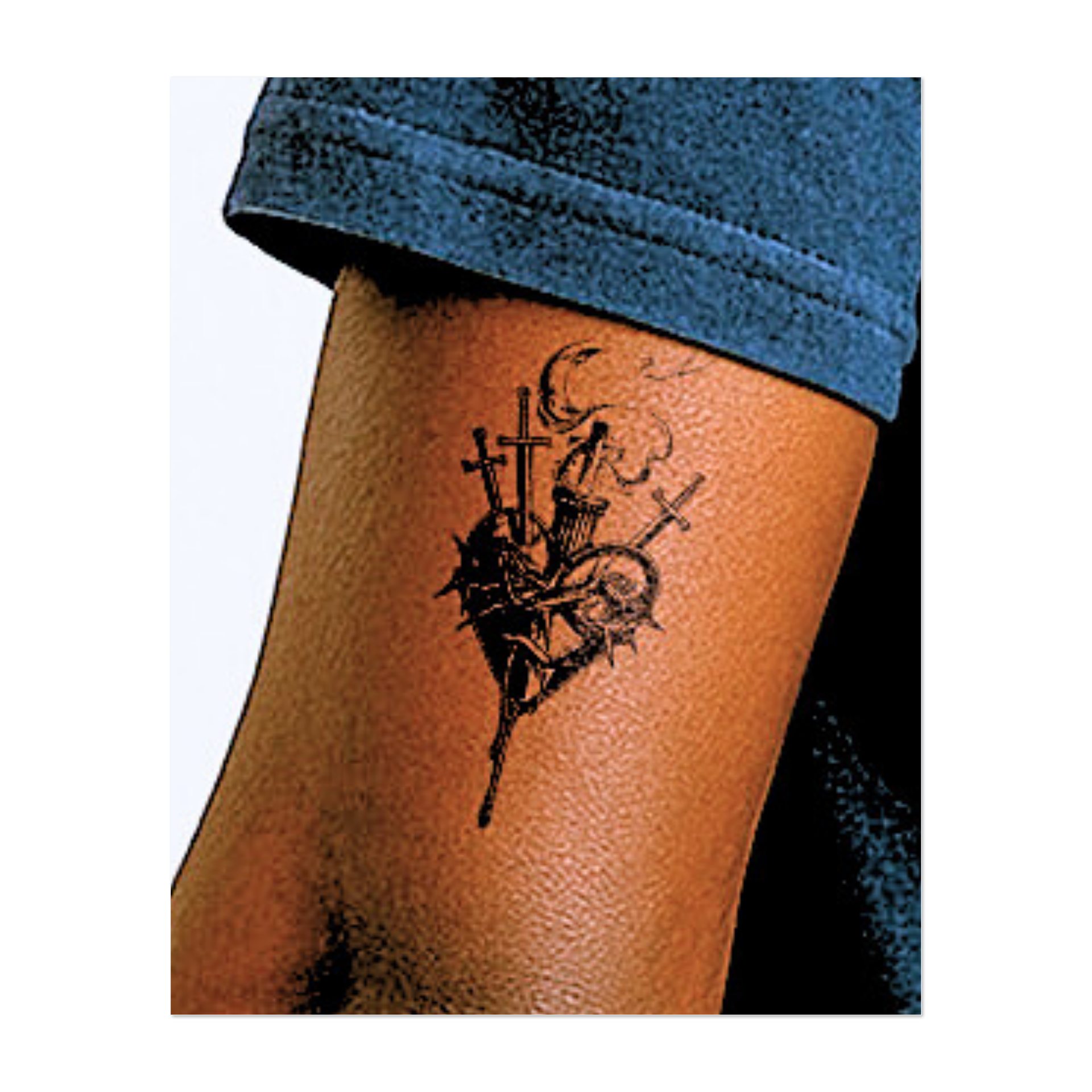 Un cuore sanguinante, avvolto tra le spine e trafitto dalle spade, si leva in volo tra il fumo e la fiamma di una candela. Questo spettacolare tatuaggio temporaneo evoca temi di sacrificio, perseveranza e lotta spirituale con un'arte gotica inquietantemente dettagliata.