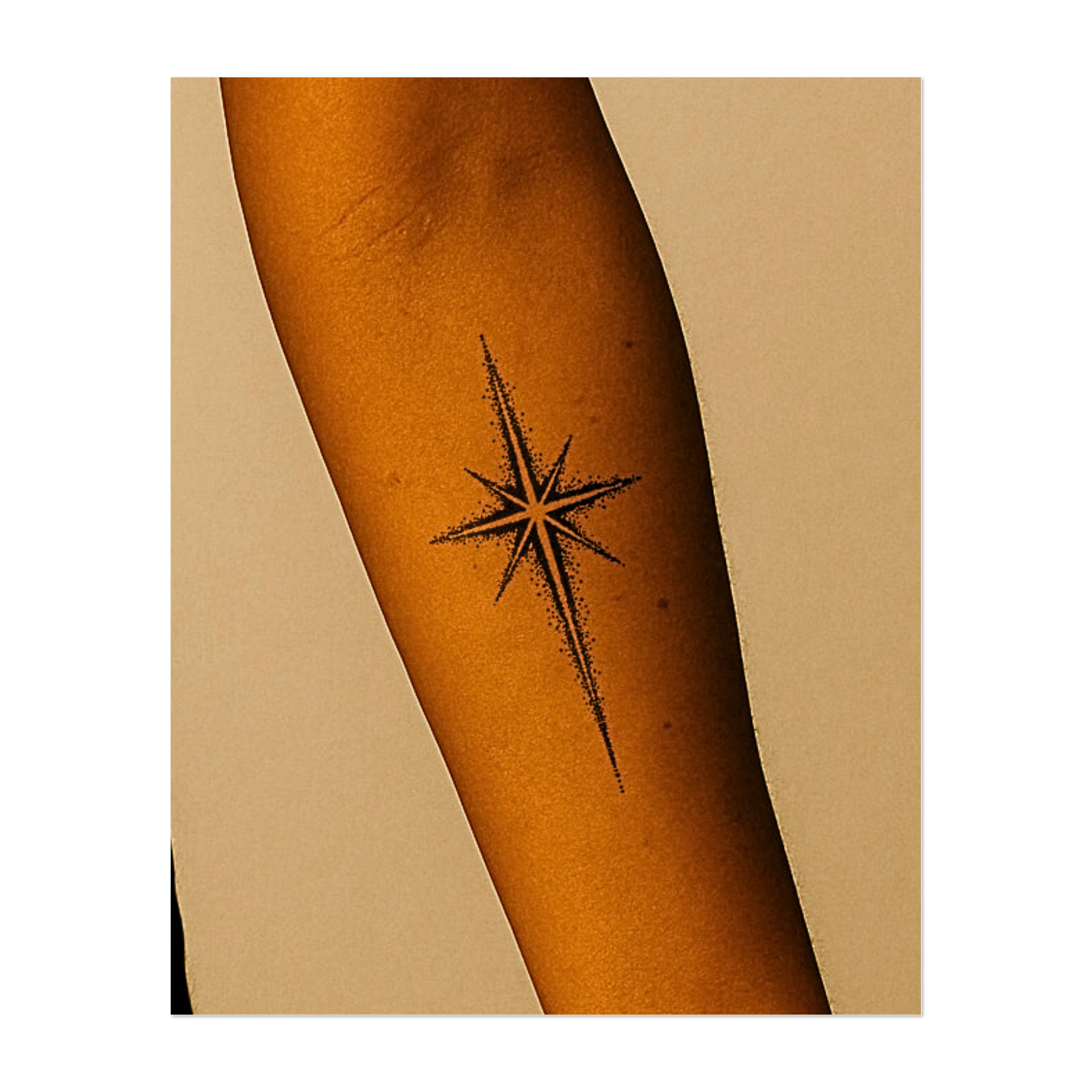 Questo tatuaggio minimalista raffigura una stella luminosa a otto punte con un preciso motivo a punti. Questo disegno simboleggia direzione, speranza e luce interiore, evocando la navigazione celeste e fungendo da simbolo senza tempo di guida attraverso i sentieri più oscuri della vita.